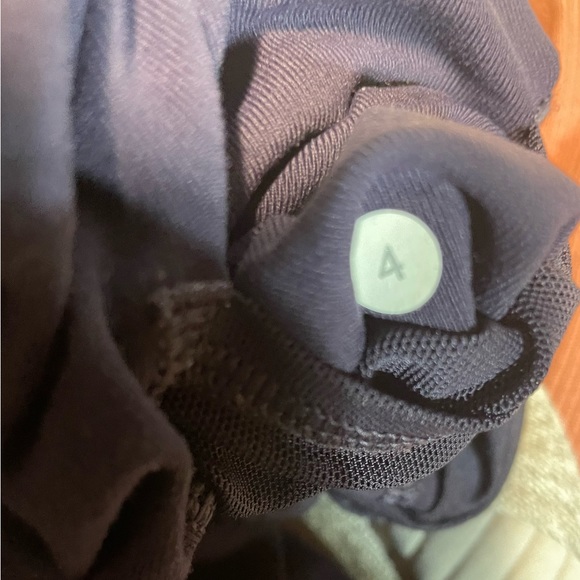 Women’s Size 4 Lululemon cropped slacks (navy) - Picture 4 of 9